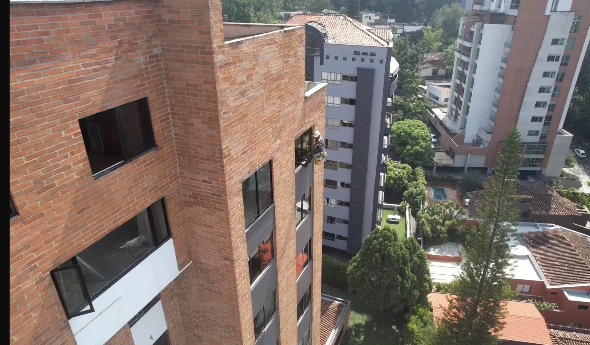 Fachada e impermeabilización en proyecto emblemático de C&R Isaza S.A.S en Medellín